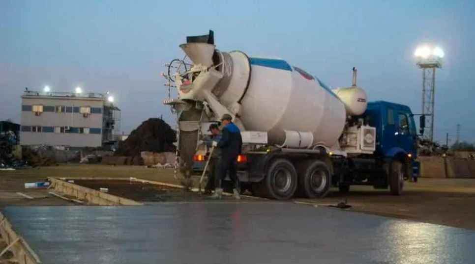 Отмостка для отвода воды и защиты фундамента от морозного пучения